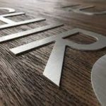 Anuncios, letras y numeros metalicos en mexico